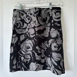 Ann Taylor Women’s Floral Patterned Black and Gray Mini Skirt Size 8